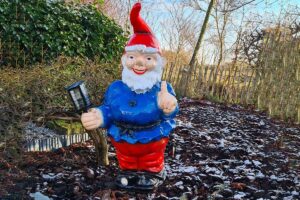 Grote tuinkabouter in tuin aan waterkant