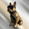 Tuinbeeld Franse Bulldog ‘Bully’ van 60 cm hoog in antiek goud, met zonnebril en sjaal - chique, statig en stoer decor voor buiten.