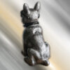 Tuinbeeld Franse Bulldog ‘Bully’ van 60 cm hoog in antiek zilver achterkant, met zonnebril en sjaal - chique, statig en stoer decor voor buiten.