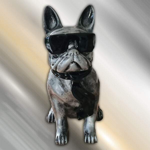 Tuinbeeld Franse Bulldog ‘Bully’ van 60 cm hoog in antiek zilver, met zonnebril en sjaal - chique, statig en stoer decor voor buiten.