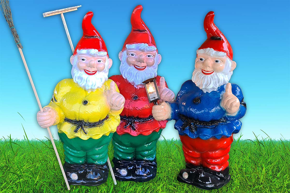 Hans-boris-lambert Drie vrolijke tuinkabouters in rood, geel en blauw met een hark, lamp en bezem