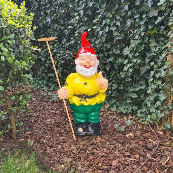 Hans Hark, een super grote tuinkabouter van 92cm hoog! Geel voorkant