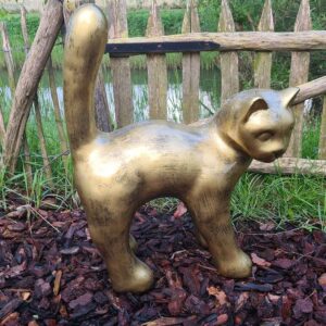 Kato in antiek goud