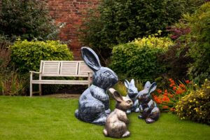 Konijnenbeelden in tuin