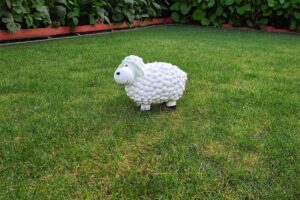 Tuinbeeld van Lammy het schaapje, ca. 30 cm hoog in wit - een super schattig schaapje met een vrolijke uitstraling, ideaal voor je gazon of balkon.
