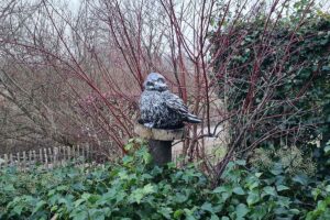 Tuinbeeld van Mies Mus, ca. 35 cm hoog in antiek-zilverkleur - een chique en statige tuinvogel met een lieve uitstraling, perfect voor elke tuin.