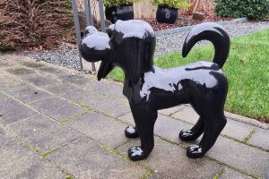 Grappig zwart Plutohondje als tuinbeeld bij KaboutersEnzo