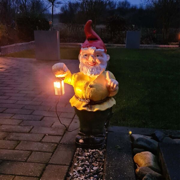 Schijnende Stijn, grote tuinkabouter van 93cm met lamp in de avond