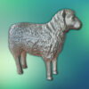 Tuinbeeld Siep, een zilverkleurig schaap van bijna levensgroot formaat (ca. 65 cm hoog) - voegt luxe en glans toe aan je gazon voor een imposante landelijke uitstraling.