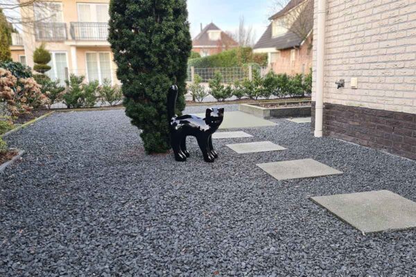 Zwart tuinbeeld van Kato de kat, 65 cm hoog, met opstaande staart - een elegante en statige toevoeging aan de tuin.