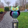 Grote kleurrijke uil van metaal