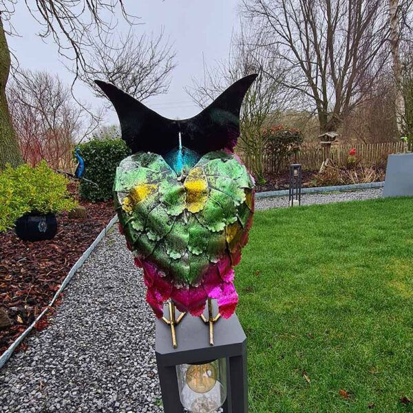 Grote kleurrijke uil van metaal achterkant
