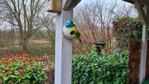 Vrolijk vogelhuisje van keramiek