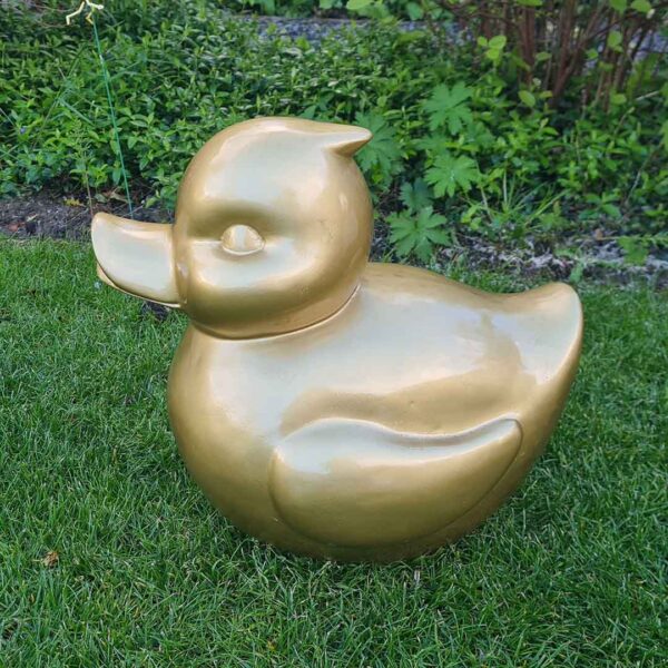 Belle een grote gouden badeend voor je tuin. Tuinbeeld in de vorm van een badeend, een speelse toevoeging aan de tuindecoratie.