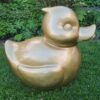 Belle een middelgrote 'gouden' badeend
