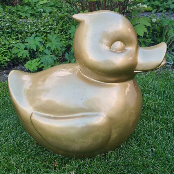 Belle een middelgrote 'gouden' badeend