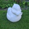 Belle een grote badeend voor je tuin. Tuinbeeld in de vorm van een badeend, een speelse toevoeging aan de tuindecoratie.