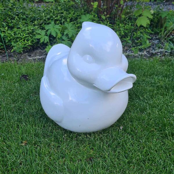 Belle een grote badeend voor je tuin. Tuinbeeld in de vorm van een badeend, een speelse toevoeging aan de tuindecoratie.