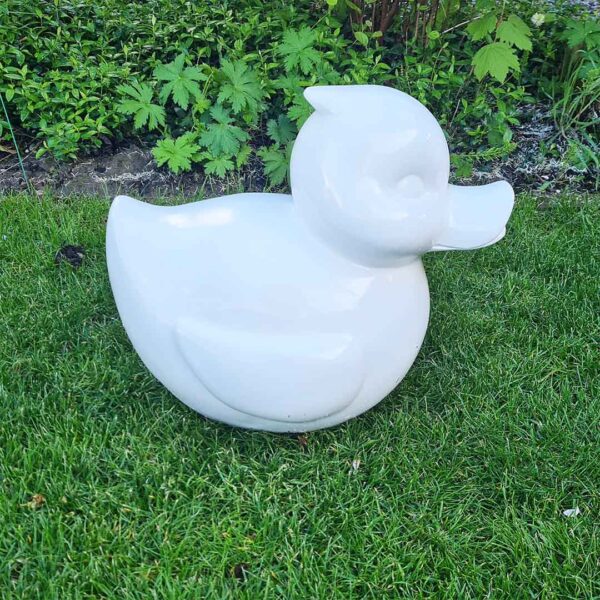 Belle een grote badeend voor je tuin Wit tuinbeeld in de vorm van een badeend, een speelse toevoeging aan de tuindecoratie.