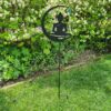 Zwarte metalen tuinsteker Buddha met kleurige blauwe hanger