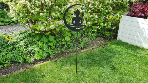 Zwarte metalen tuinsteker Buddha met kleurige blauwe hanger
