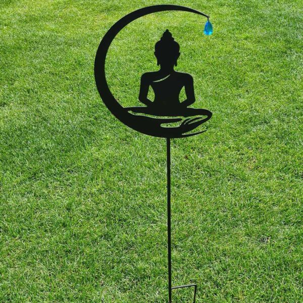 Zwarte metalen tuinsteker Buddha met kleurige blauwe hanger