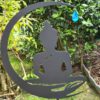 Zwarte metalen tuinsteker Buddha met kleurige blauwe hanger