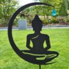 Zwarte metalen tuinsteker Buddha met kleurige blauwe hanger