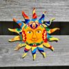 Vrolijke kleurrijke metalen zon wanddecoratie