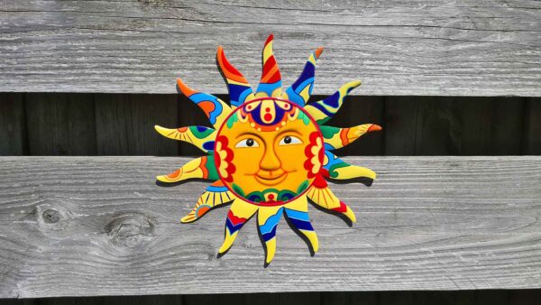 Vrolijke kleurrijke metalen zon wanddecoratie