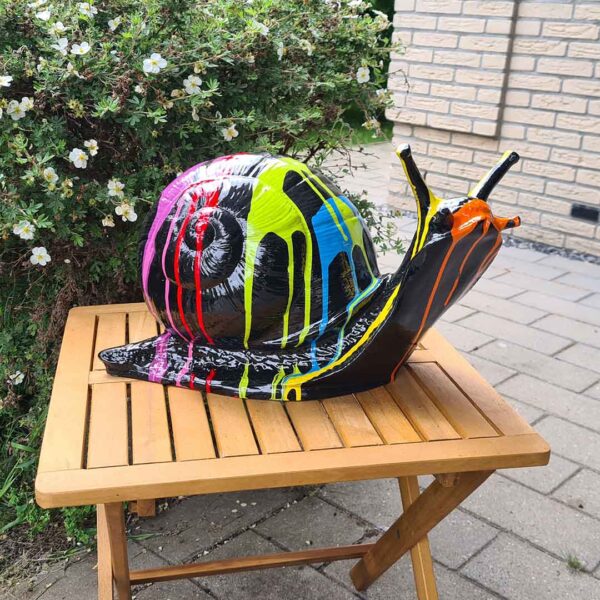 Sjakie Slak je fleurige tuinvriend! Vrolijke zwarte slak met kleurige verfspatters
