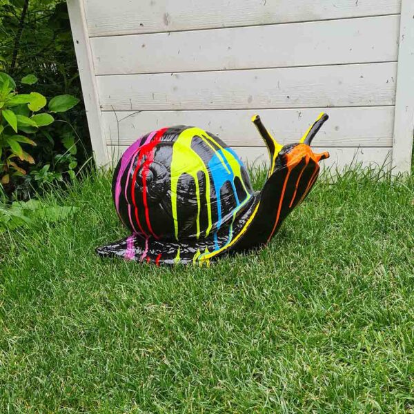 Sjakie Slak je fleurige tuinvriend! Vrolijke zwarte slak met kleurige verfspatters