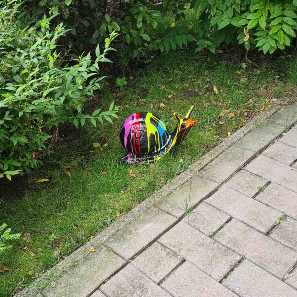 Sjakie Slak je fleurige tuinvriend! Vrolijke zwarte slak met kleurige verfspatters