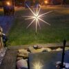 Tuinprikker Lichtgevende Ster! Deze schitterende tuinprikker van 1 meter hoog heeft een indrukwekkende diameter van 50 cm en is uitgerust met 14 warmwitte LED-lampen.