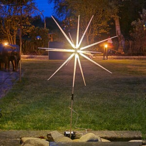 Tuinprikker Lichtgevende Ster! Deze schitterende tuinprikker van 1 meter hoog heeft een indrukwekkende diameter van 50 cm en is uitgerust met 14 warmwitte LED-lampen.