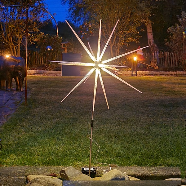 Tuinprikker Lichtgevende Ster! Deze schitterende tuinprikker van 1 meter hoog heeft een indrukwekkende diameter van 50 cm en is uitgerust met 14 warmwitte LED-lampen.