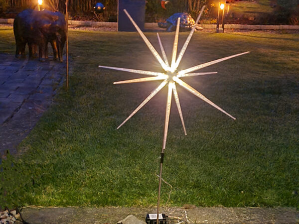 Tuinprikker Lichtgevende Ster! Deze schitterende tuinprikker van 1 meter hoog heeft een indrukwekkende diameter van 50 cm en is uitgerust met 14 warmwitte LED-lampen.