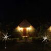 Tuinprikker Lichtgevende Ster! Deze schitterende tuinprikker van 1 meter hoog heeft een indrukwekkende diameter van 50 cm en is uitgerust met 14 warmwitte LED-lampen.