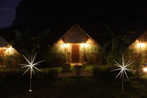 Tuinprikker Lichtgevende Ster! Deze schitterende tuinprikker van 1 meter hoog heeft een indrukwekkende diameter van 50 cm en is uitgerust met 14 warmwitte LED-lampen.