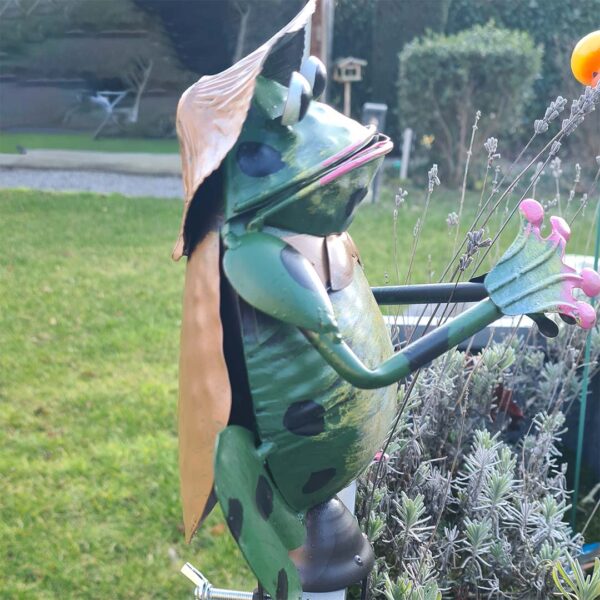 Zijkant klemkikker op plantenbak