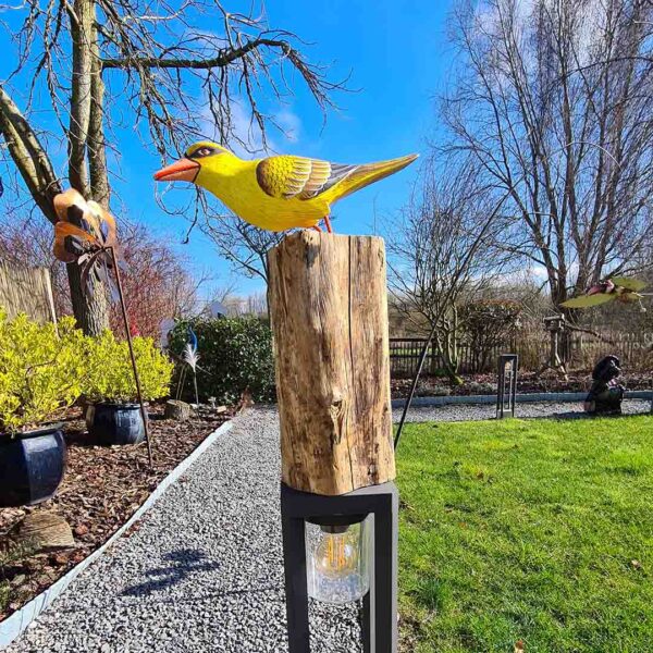 Deze houten gele Cilalon vogel op moerashout (ca. 40-45 cm hoog) is met de hand gesneden en geschilderd in Indonesië. Elk exemplaar is uniek!