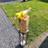 Deze houten gele Cilalon vogel op moerashout (ca. 40-45 cm hoog) is met de hand gesneden en geschilderd in Indonesië. Elk exemplaar is uniek!