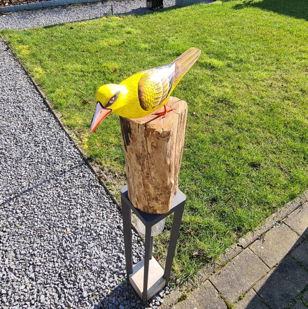 Deze houten gele Cilalon vogel op moerashout (ca. 40-45 cm hoog) is met de hand gesneden en geschilderd in Indonesië. Elk exemplaar is uniek!