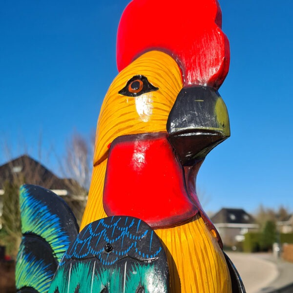 grote houten vrolijke bungelkip is een unieke blikvanger van meer dan 70 cm lang