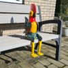 grote houten vrolijke bungelkip is een unieke blikvanger van meer dan 70 cm lang