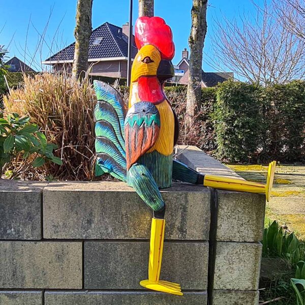 grote houten vrolijke bungelkip is een unieke blikvanger van meer dan 70 cm lang