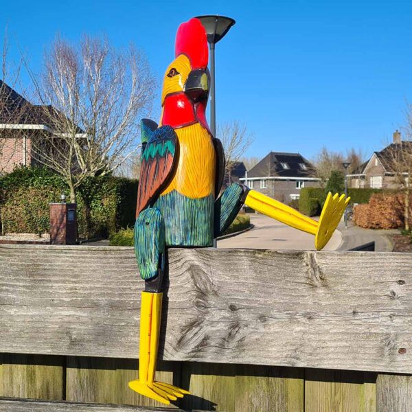 grote houten vrolijke bungelkip is een unieke blikvanger van meer dan 70 cm lang