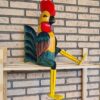 grote houten vrolijke bungelkip is een unieke blikvanger van meer dan 70 cm lang