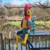 grote houten vrolijke bungelkip is een unieke blikvanger van meer dan 70 cm lang