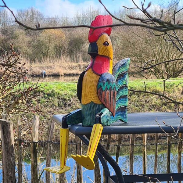 grote houten vrolijke bungelkip is een unieke blikvanger van meer dan 70 cm lang
